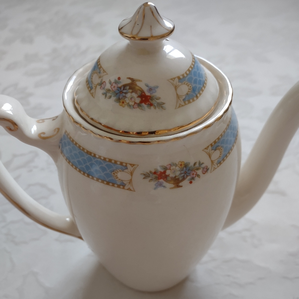 Johnson Bros Made in England Vintage teapot with lid floral gold trim
